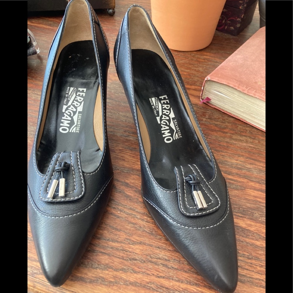 FERRAGAMO BLACK PUMPS SHOES TASSLE/LOGO 8.5
